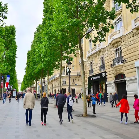 Des Champs Elysees Апартаменты