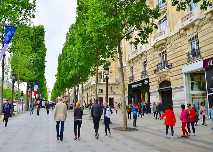 Des Champs Elysees Апартаменты