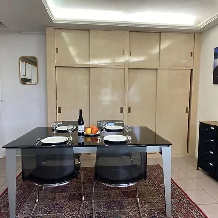 Des Champs Elysees Apartman *