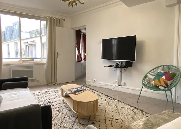 Des Champs Elysees Apartment
