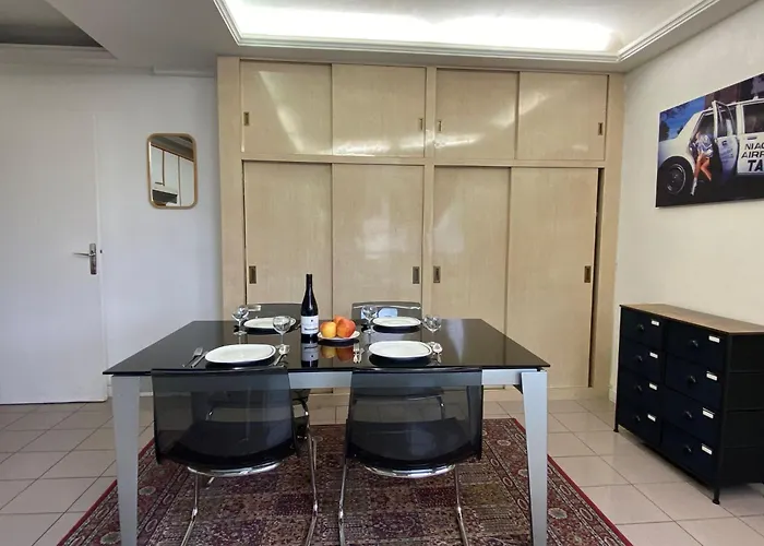 Des Champs Elysees Apartment *