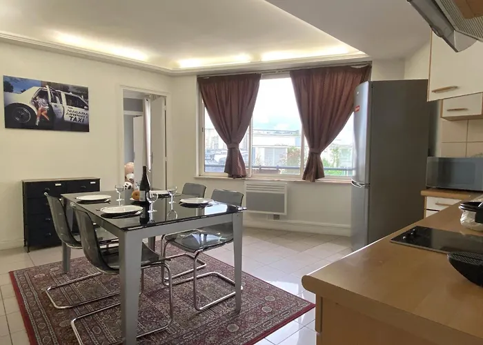 Des Champs Elysees Apartment Paris